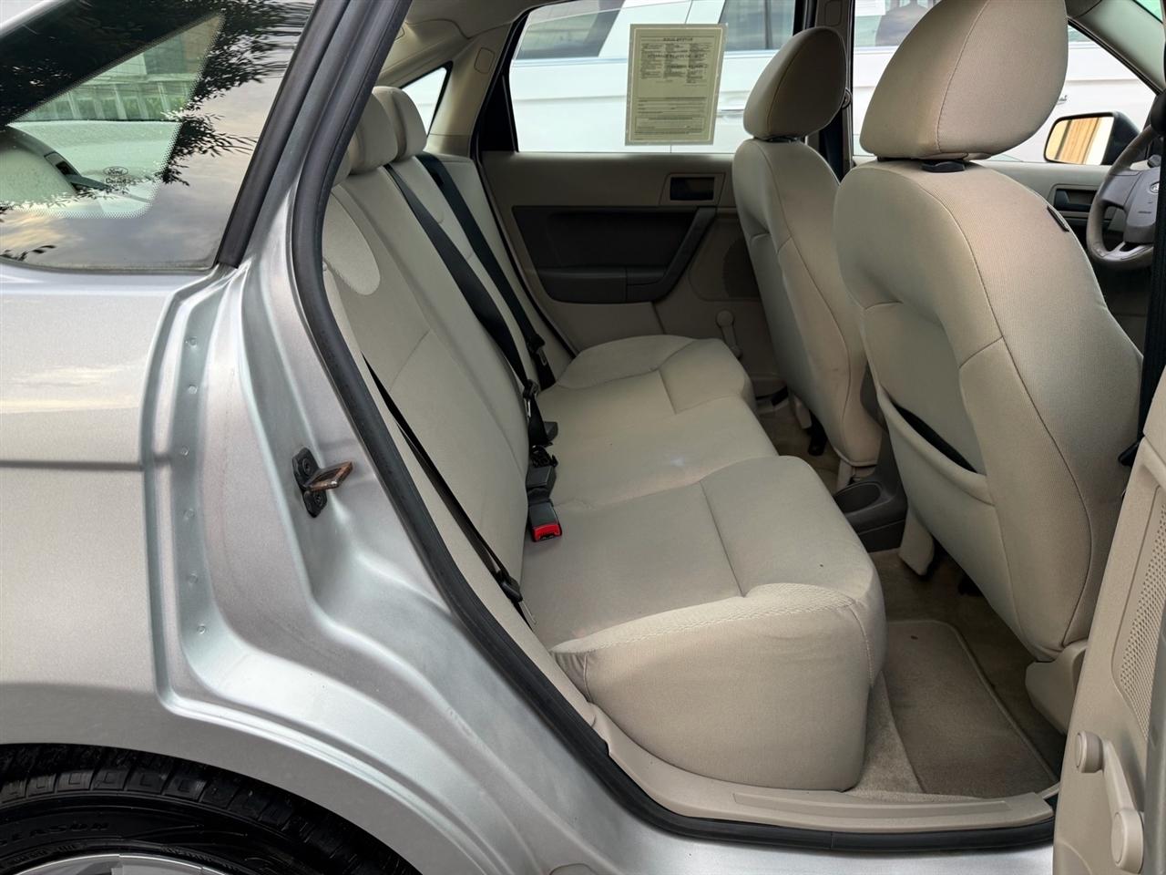Ford Focus 4dr Sdn S 2009