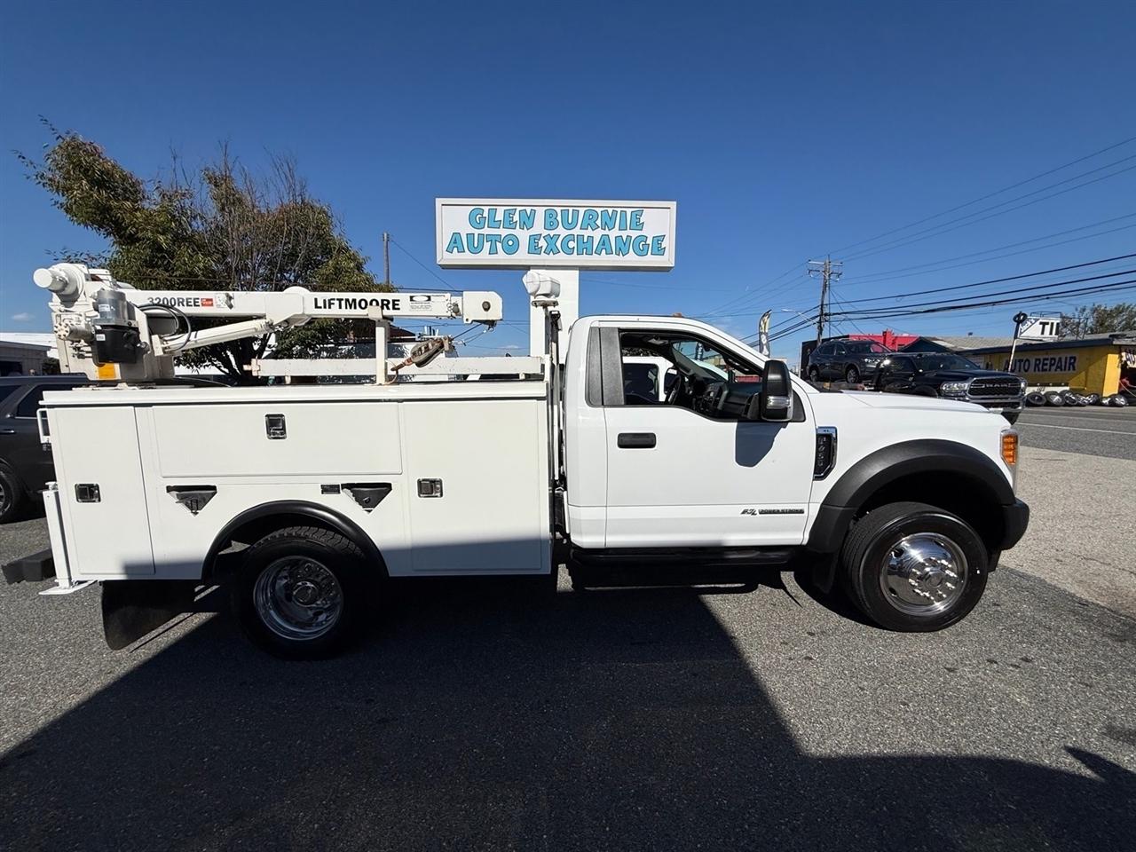 Ford Super Duty F-450 DRW XLT 4WD Reg Cab 205" WB 120" CA 2017
