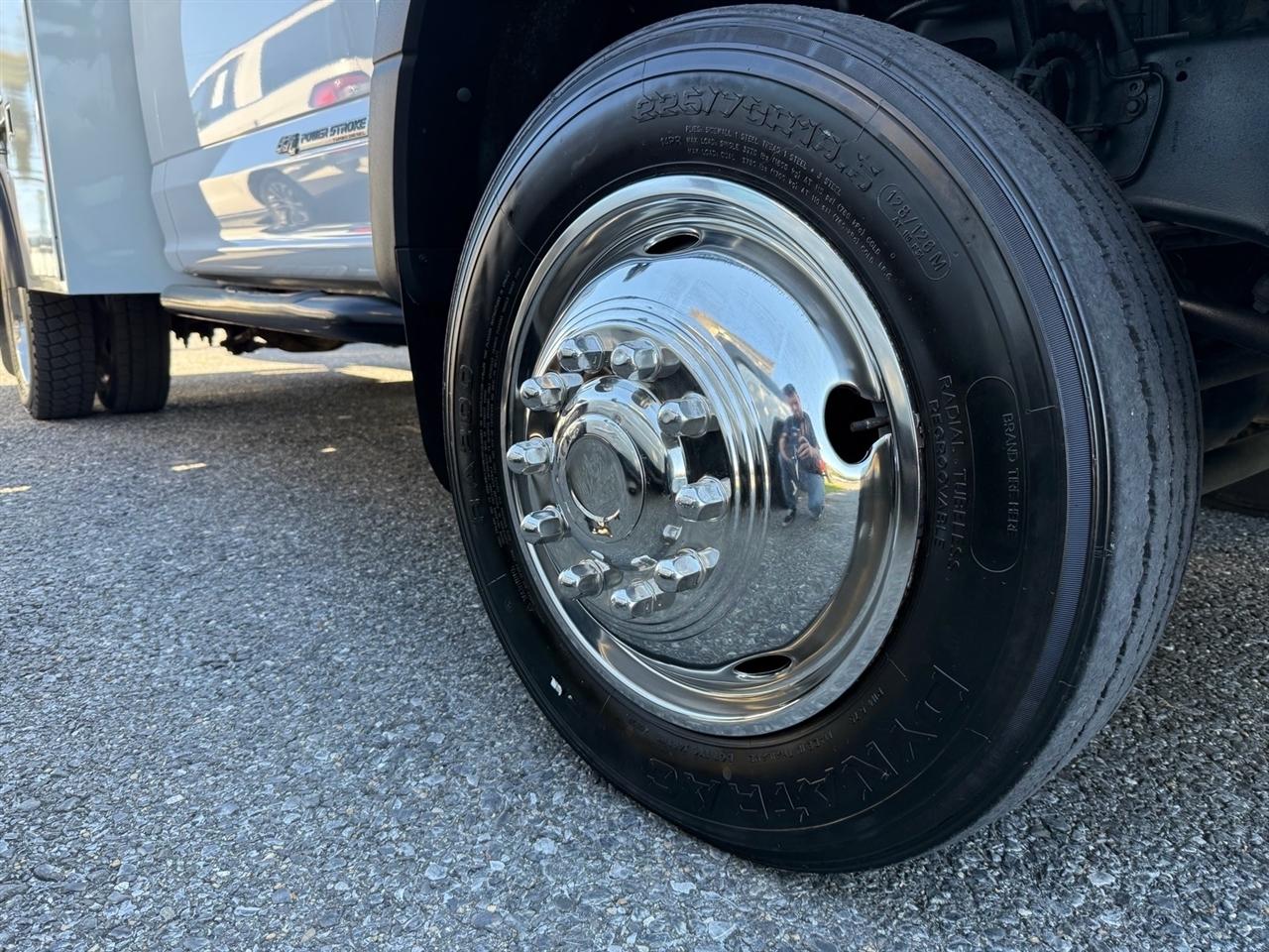 Ford Super Duty F-450 DRW XLT 4WD Reg Cab 205" WB 120" CA 2017