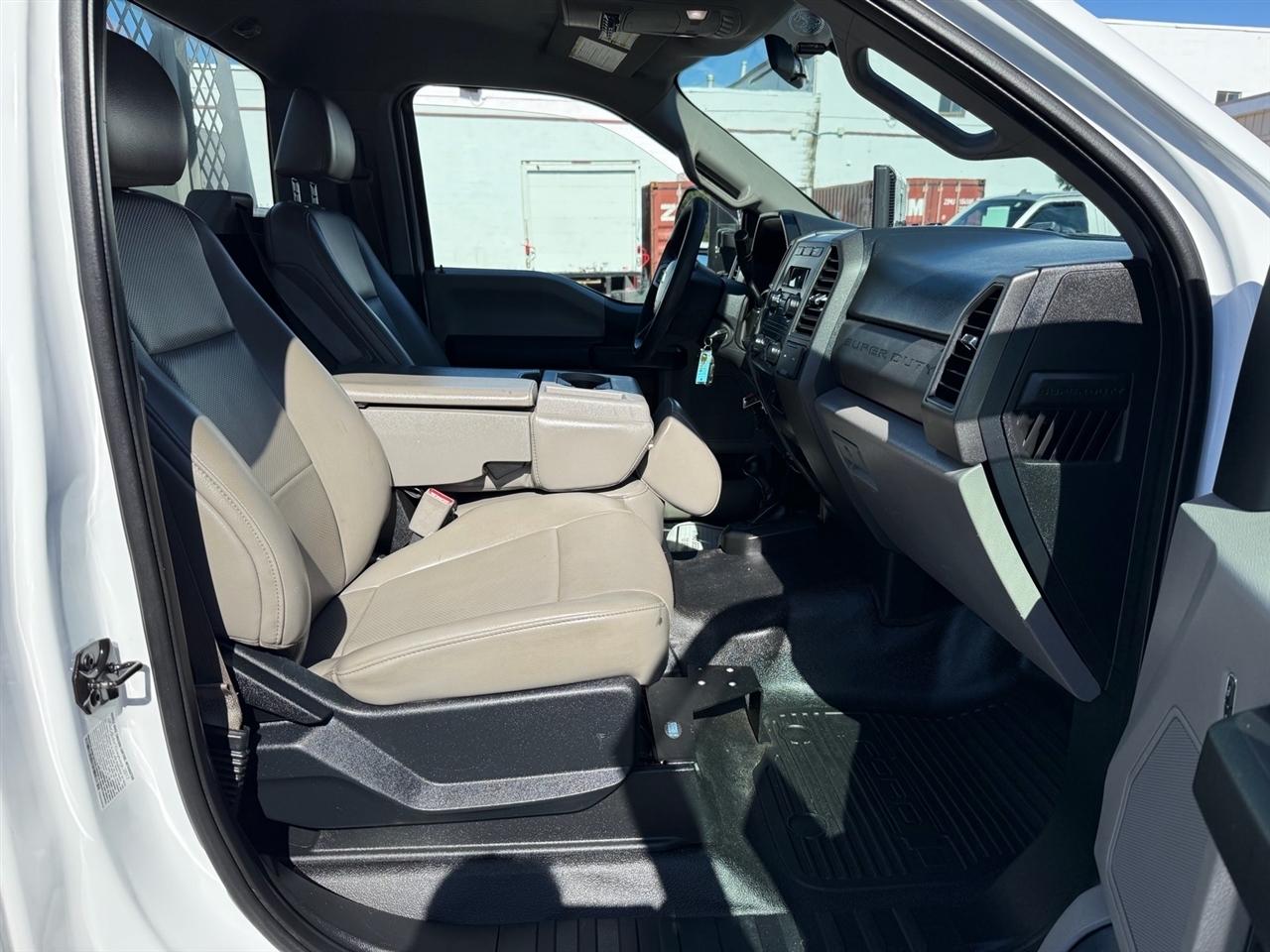 Ford Super Duty F-450 DRW XLT 4WD Reg Cab 205" WB 120" CA 2017