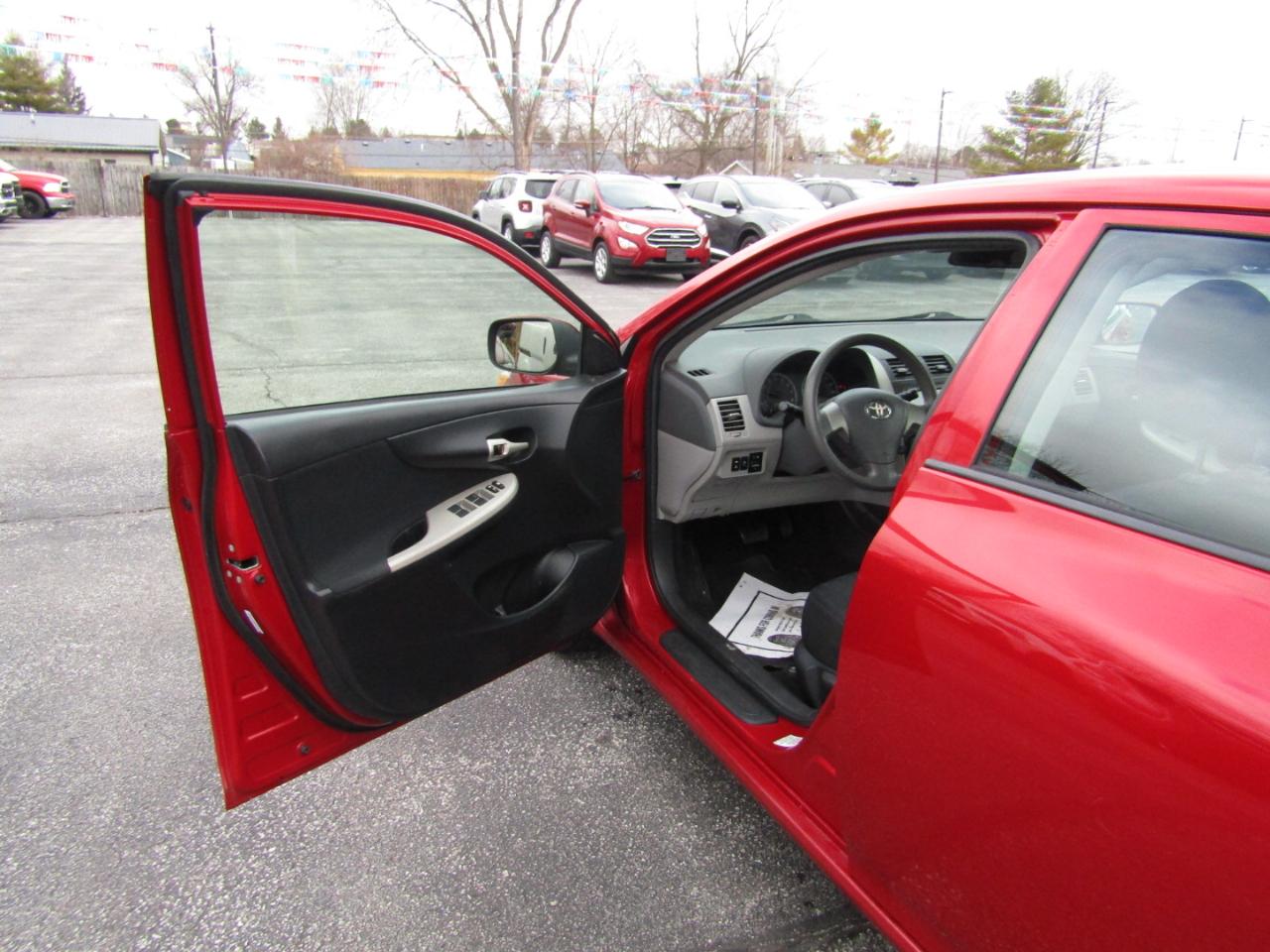 Toyota Corolla Base 5-Speed MT 2010