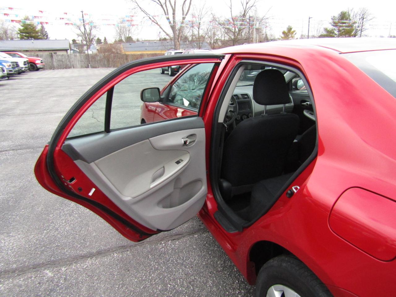 Toyota Corolla Base 5-Speed MT 2010