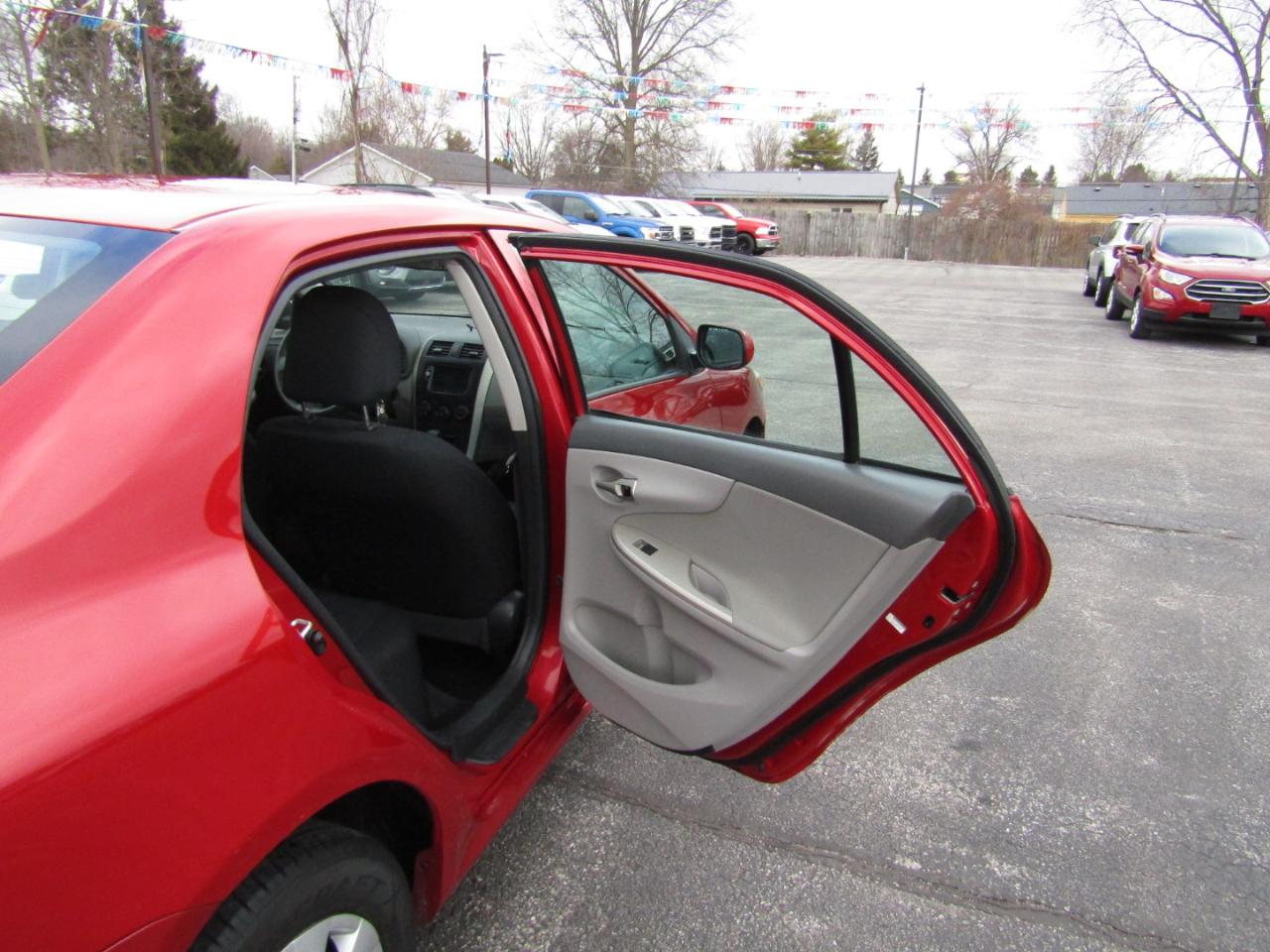 Toyota Corolla Base 5-Speed MT 2010