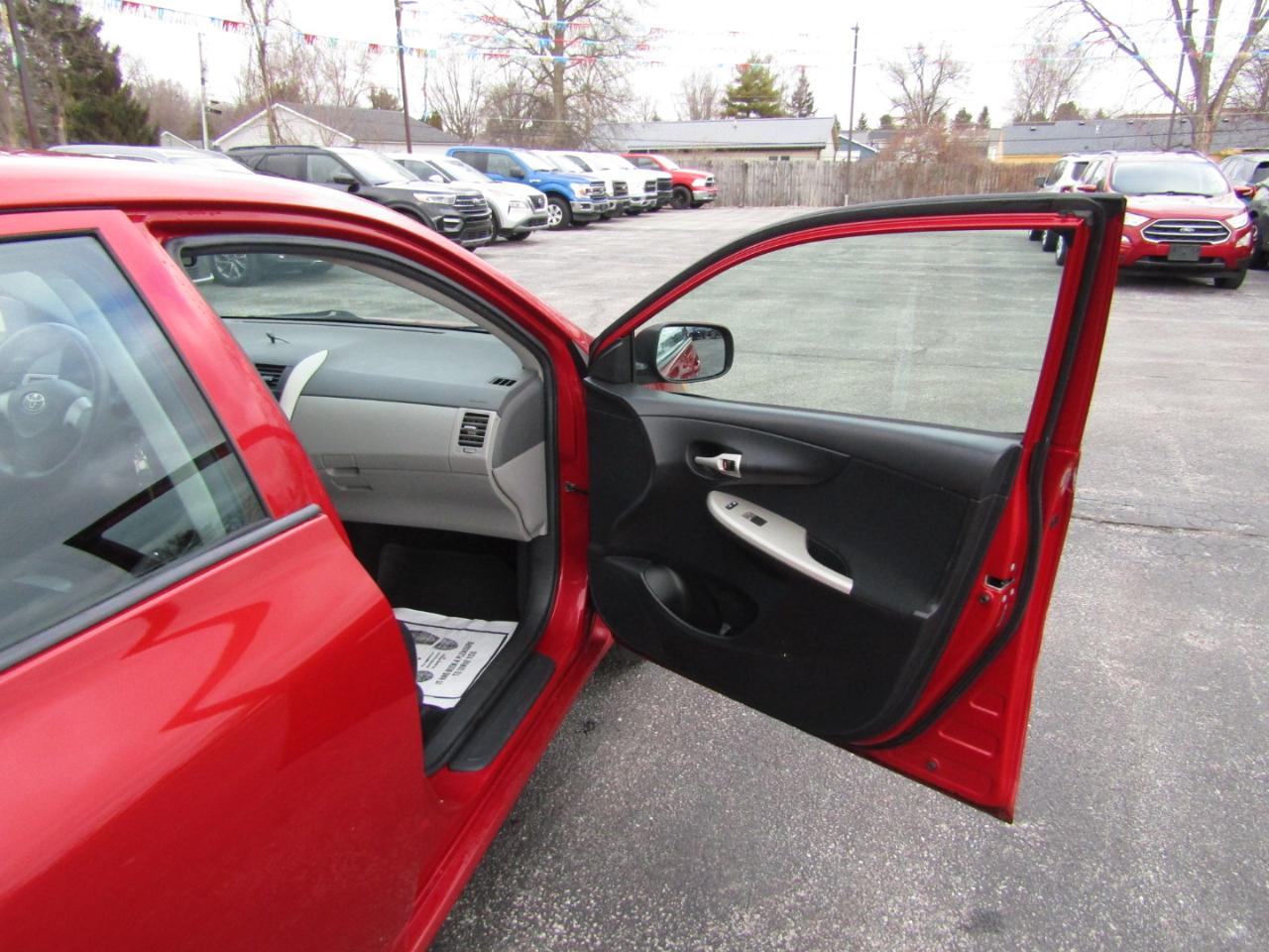 Toyota Corolla Base 5-Speed MT 2010