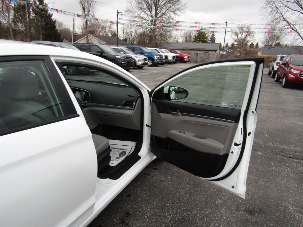 Hyundai Elantra Value Edition 6A 2017