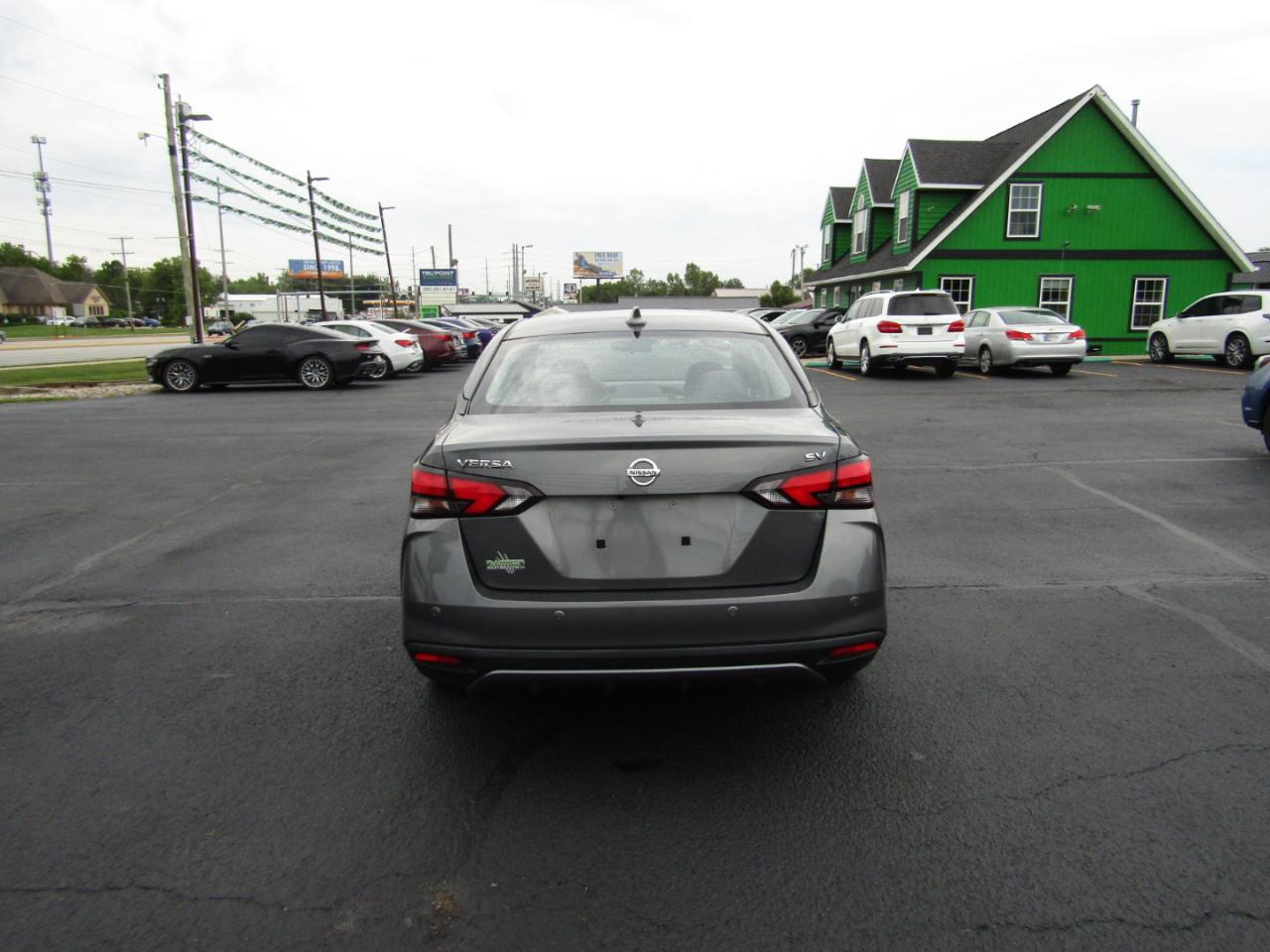 Nissan Versa SV 2021