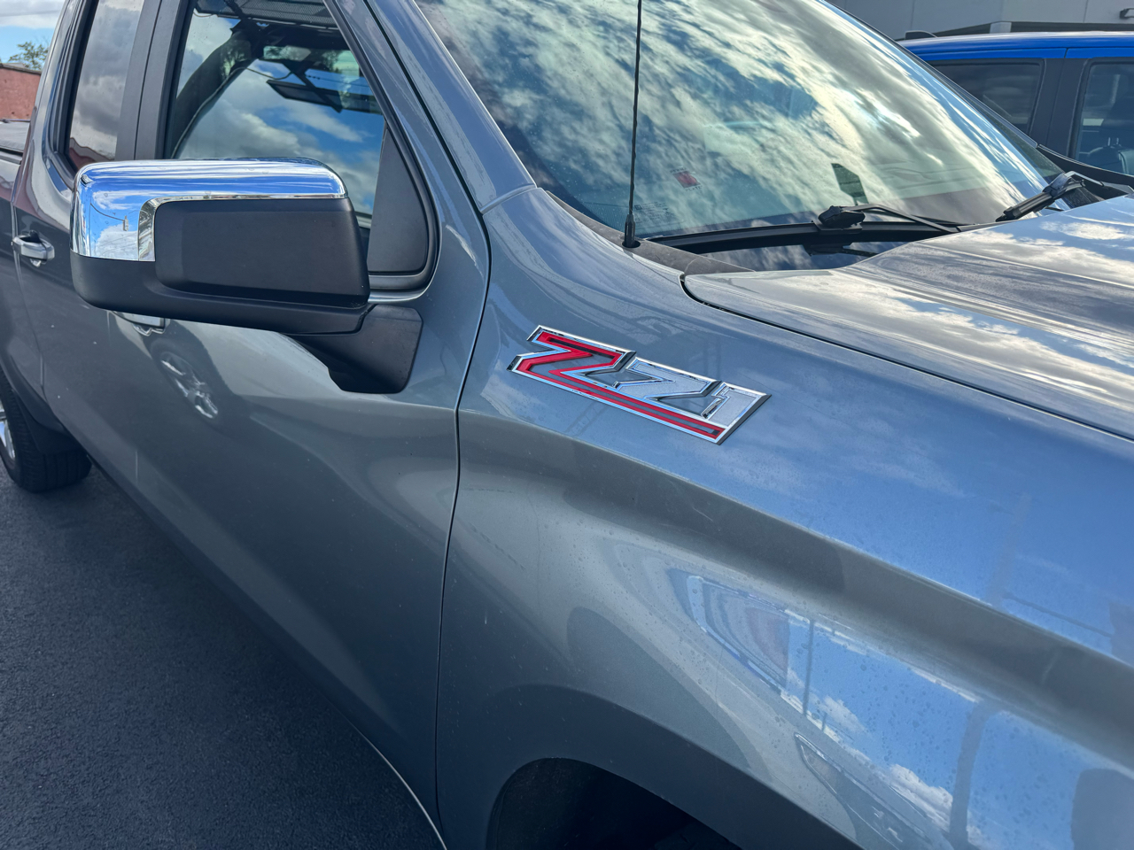 2019 Chevrolet Silverado 1500 LT photo 2
