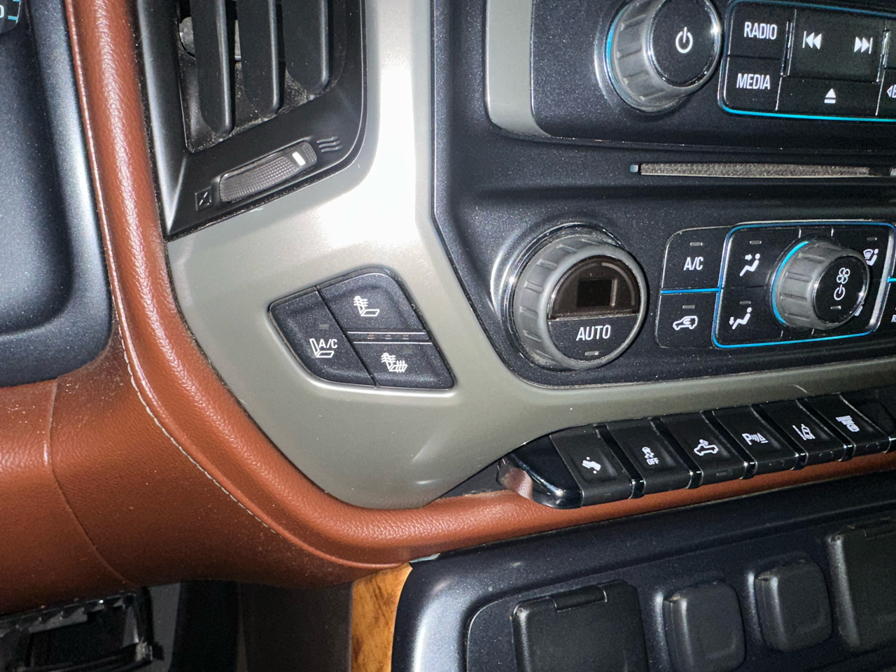 Chevrolet Silverado 3500HD Built After Aug 14  2015