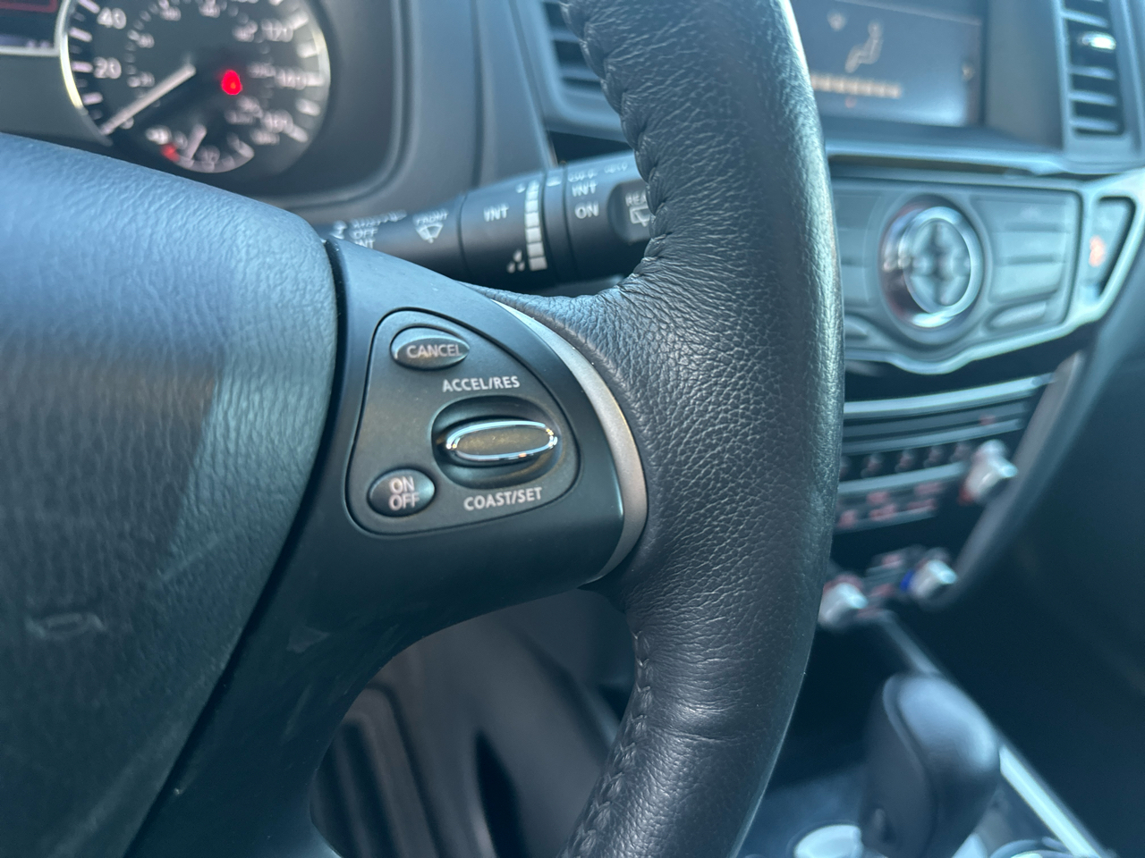 Nissan Pathfinder 4x4 SV 2017