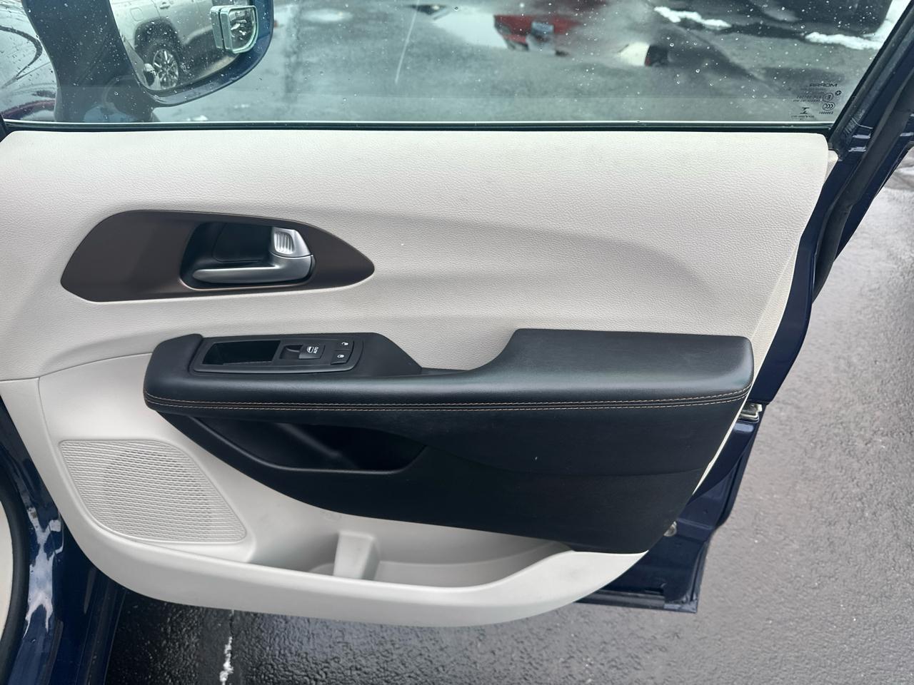 Chrysler Pacifica Touring-L FWD 2017