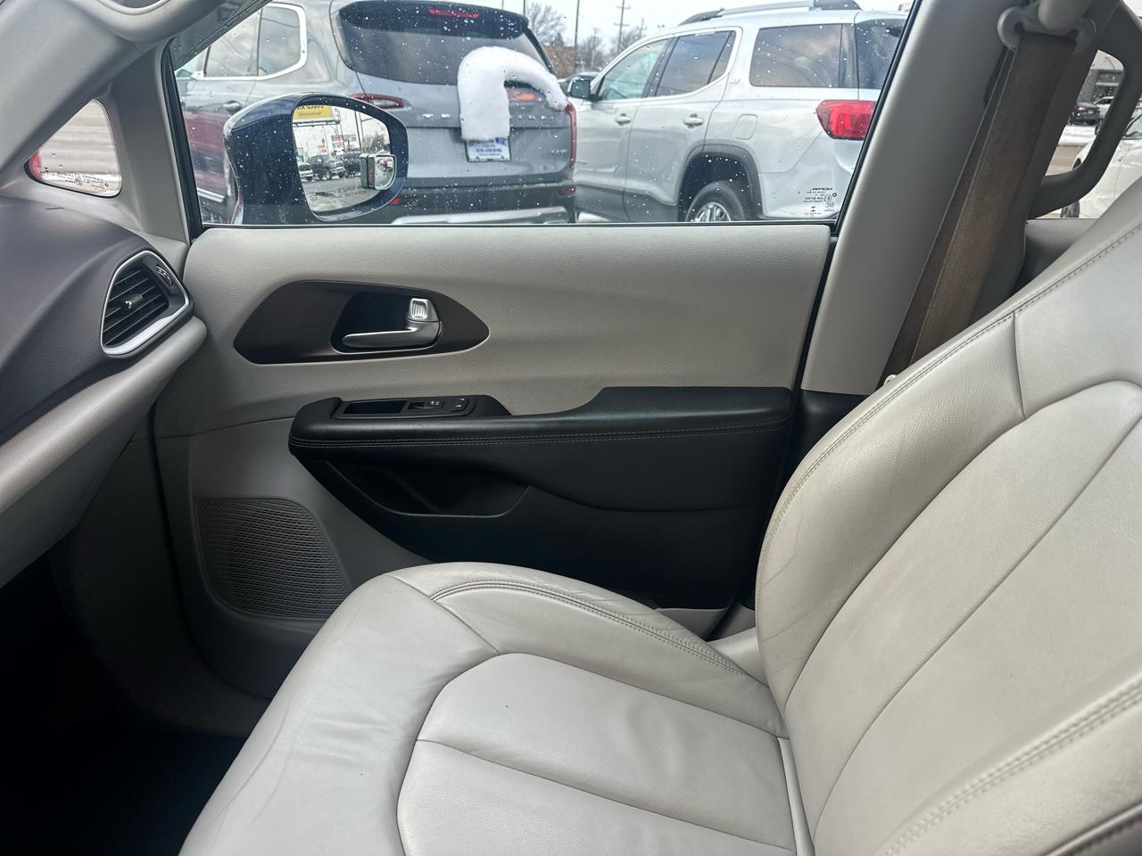 Chrysler Pacifica Touring-L FWD 2017