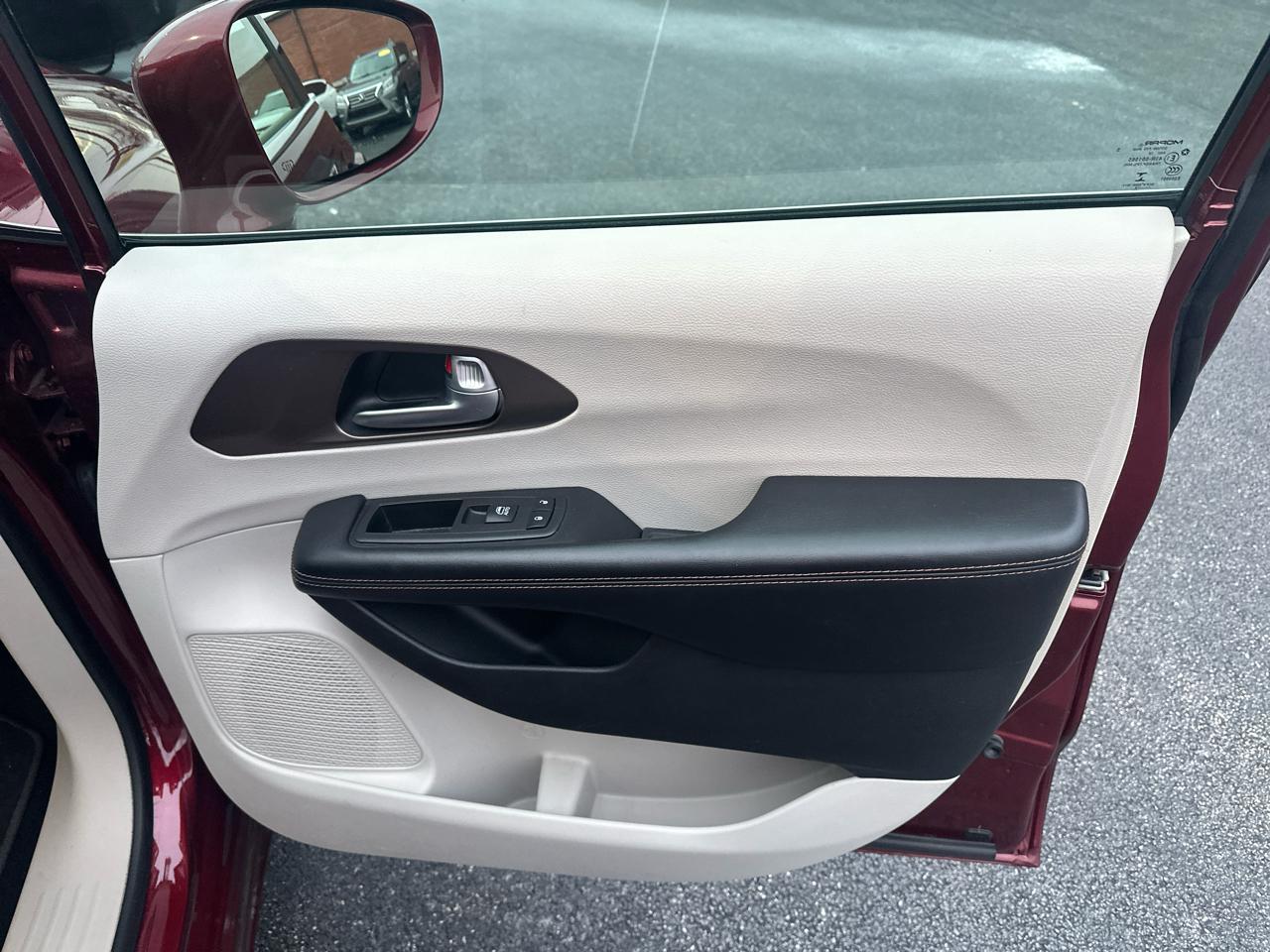 Chrysler Pacifica Touring L FWD 2018