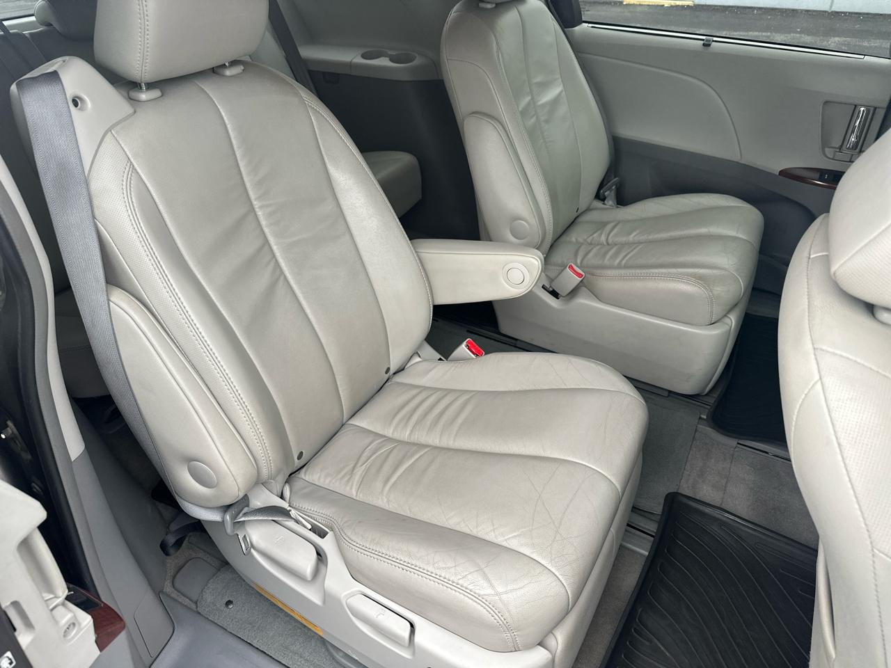 Toyota Sienna 5dr 7-Pass Van V6 Ltd AWD (Natl) 2014