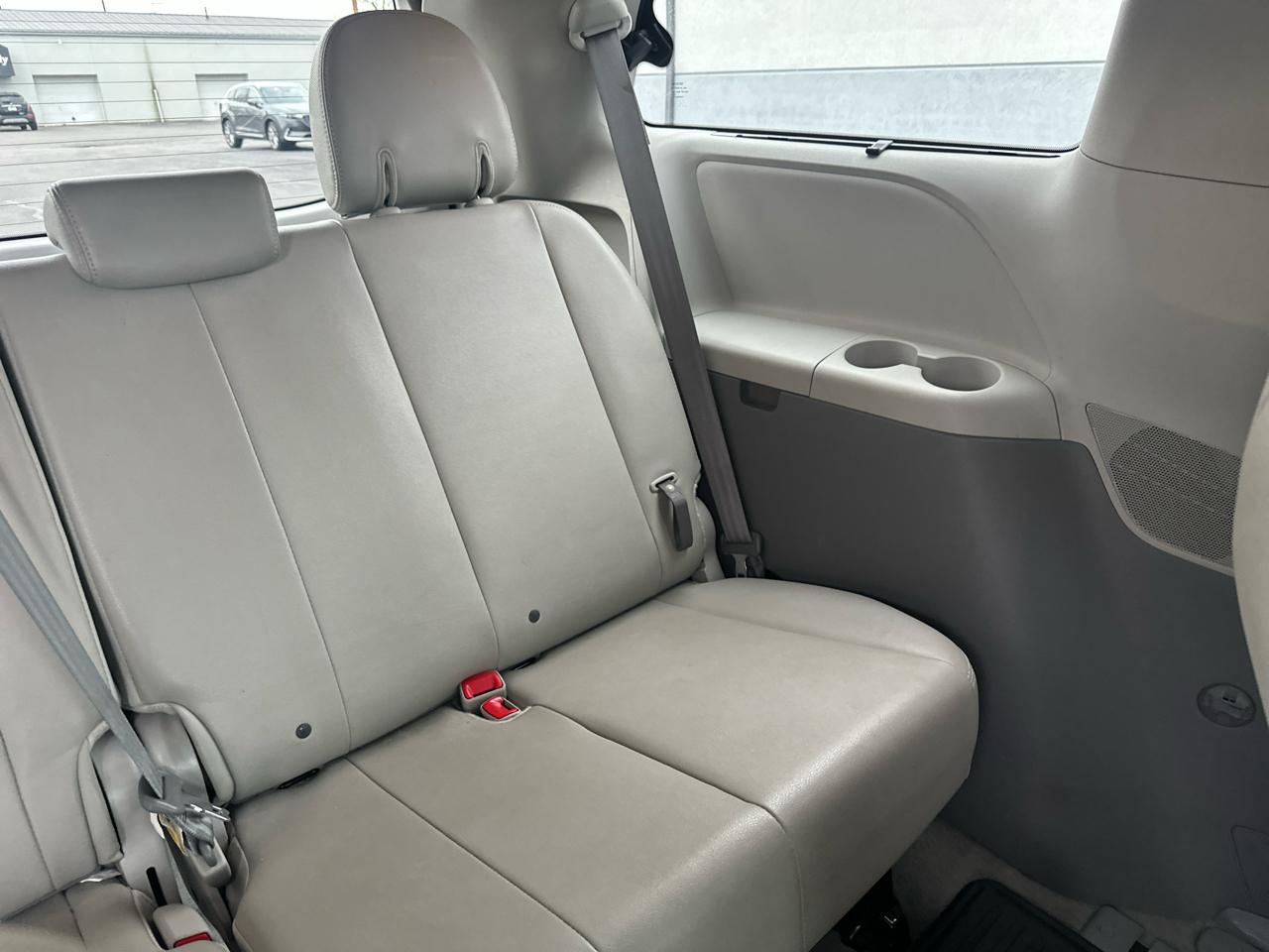 Toyota Sienna 5dr 7-Pass Van V6 Ltd AWD (Natl) 2014