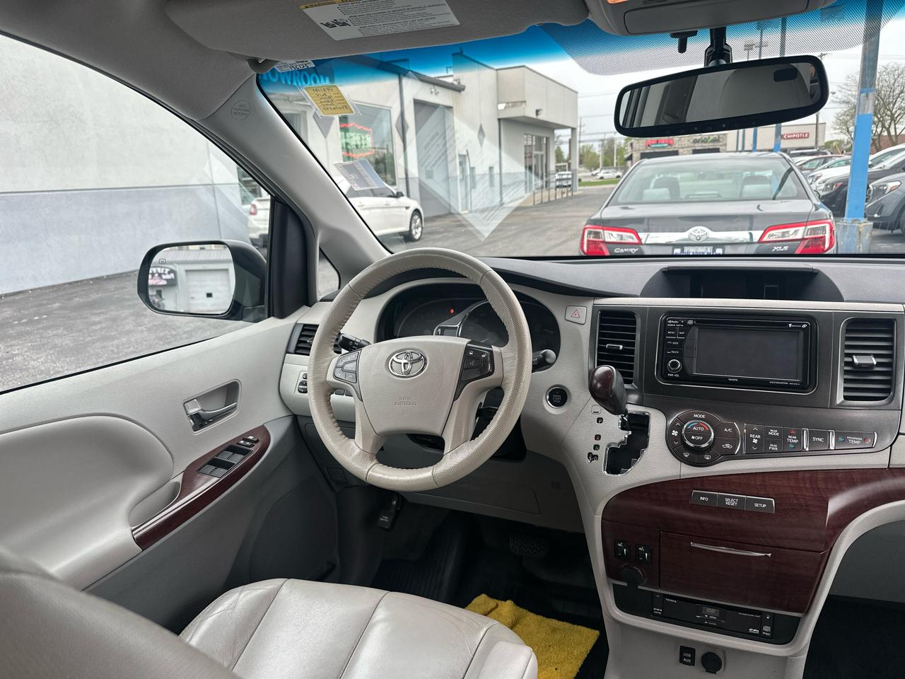 Toyota Sienna 5dr 7-Pass Van V6 Ltd AWD (Natl) 2014