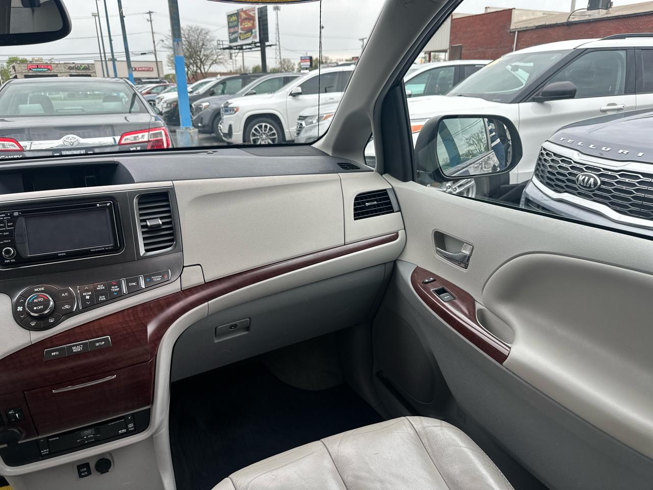 Toyota Sienna 5dr 7-Pass Van V6 Ltd AWD (Natl) 2014