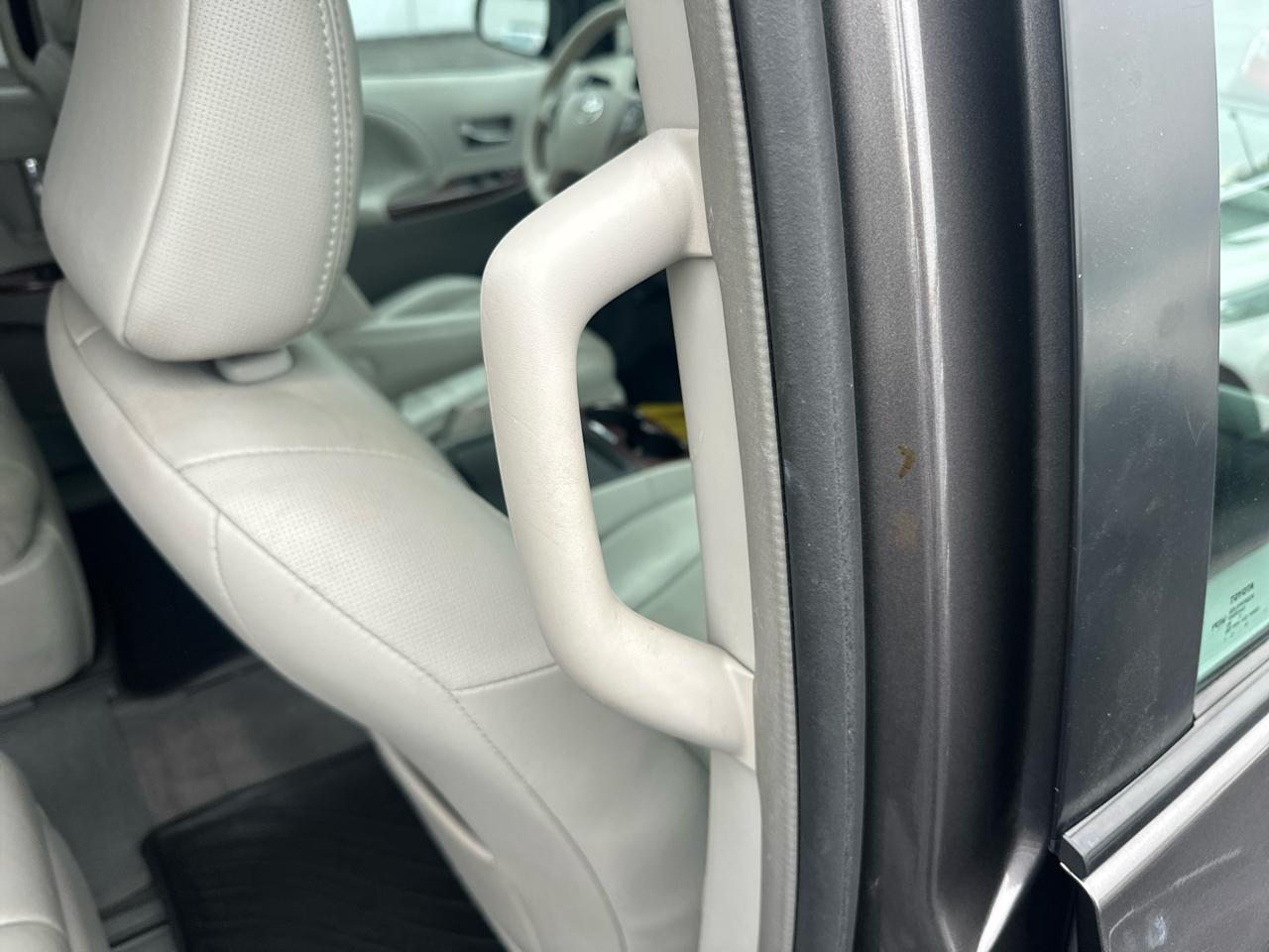 Toyota Sienna 5dr 7-Pass Van V6 Ltd AWD (Natl) 2014