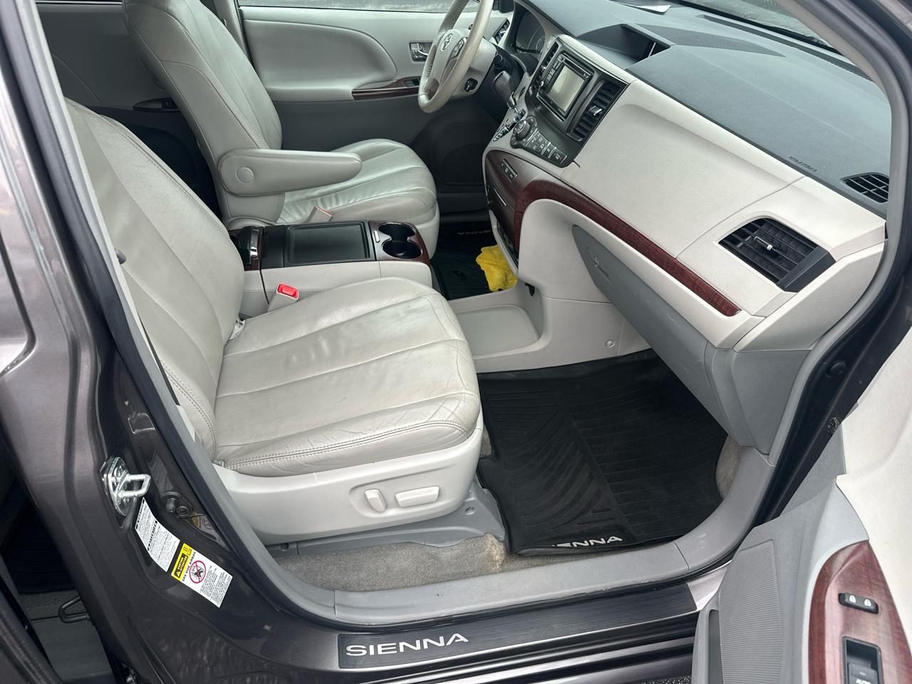 Toyota Sienna 5dr 7-Pass Van V6 Ltd AWD (Natl) 2014