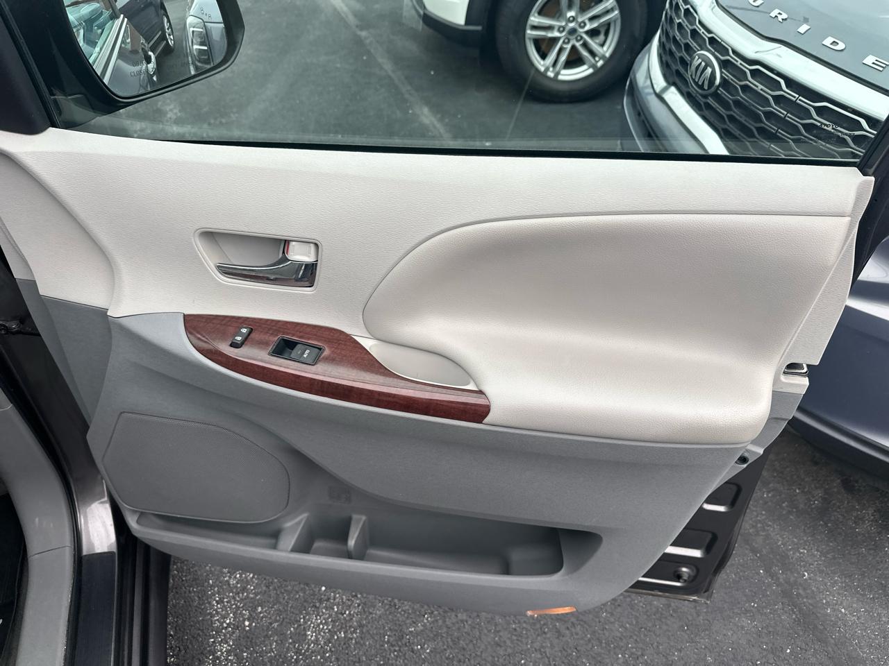 Toyota Sienna 5dr 7-Pass Van V6 Ltd AWD (Natl) 2014