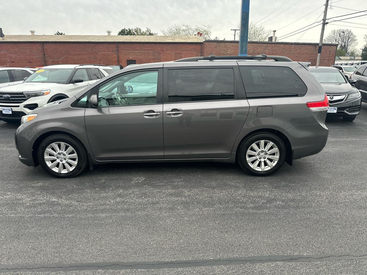 Toyota Sienna 5dr 7-Pass Van V6 Ltd AWD (Natl) 2014