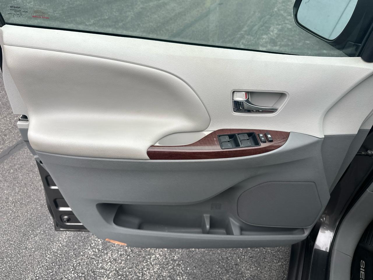 Toyota Sienna 5dr 7-Pass Van V6 Ltd AWD (Natl) 2014