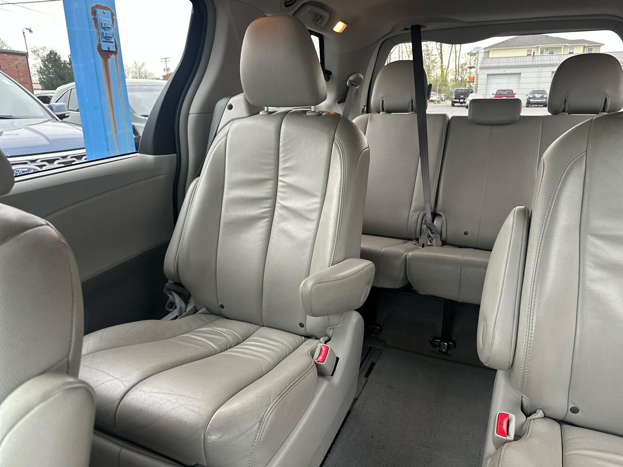 Toyota Sienna 5dr 7-Pass Van V6 Ltd AWD (Natl) 2014