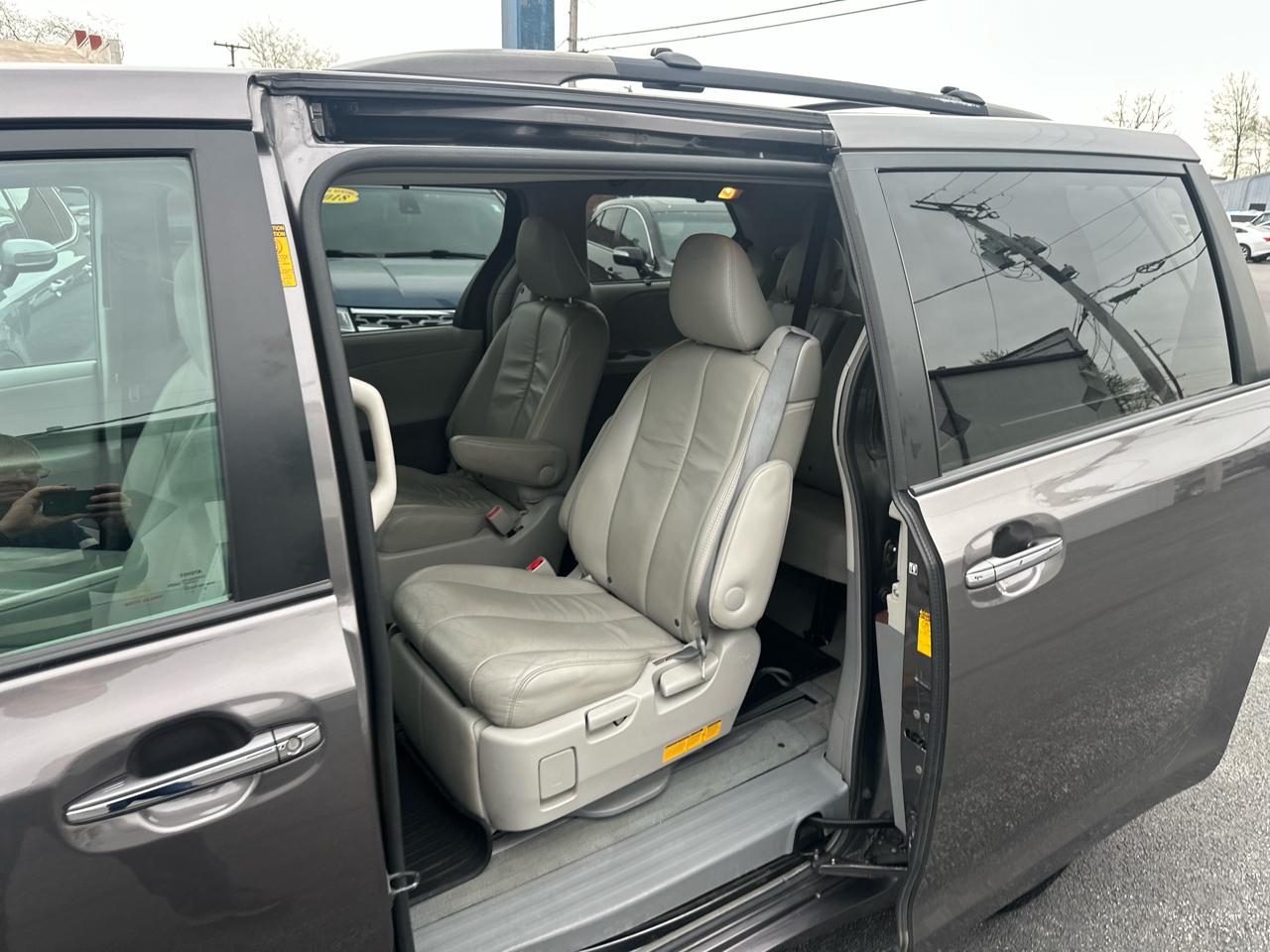 Toyota Sienna 5dr 7-Pass Van V6 Ltd AWD (Natl) 2014