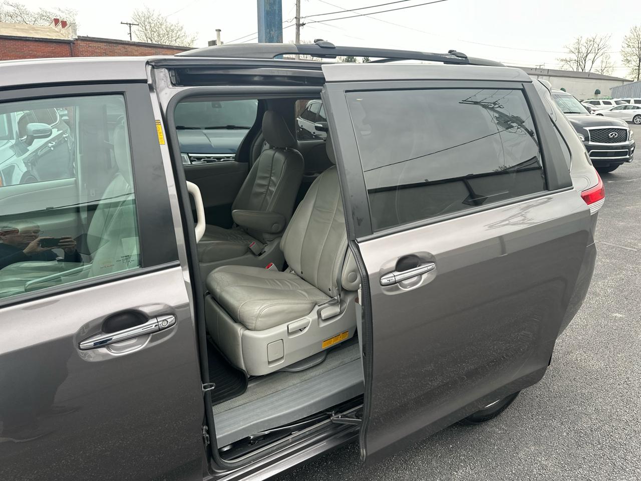 Toyota Sienna 5dr 7-Pass Van V6 Ltd AWD (Natl) 2014