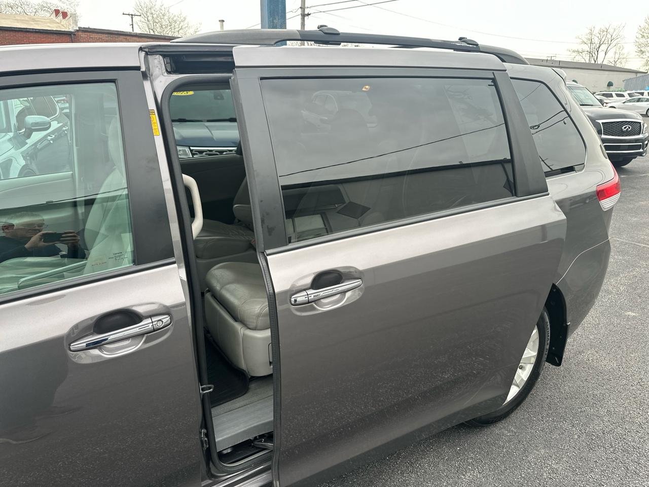 Toyota Sienna 5dr 7-Pass Van V6 Ltd AWD (Natl) 2014