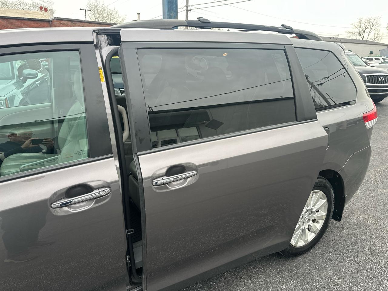 Toyota Sienna 5dr 7-Pass Van V6 Ltd AWD (Natl) 2014