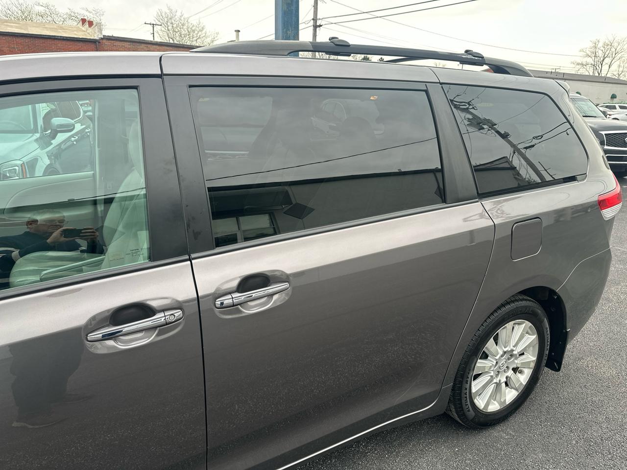 Toyota Sienna 5dr 7-Pass Van V6 Ltd AWD (Natl) 2014