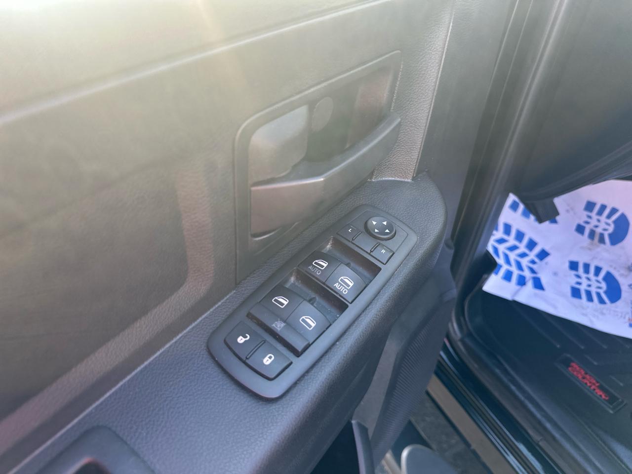 RAM 1500 4WD Crew Cab 140.5" Express 2014