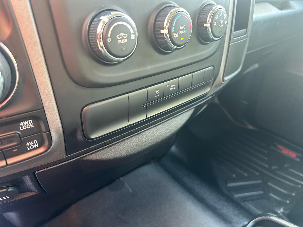 RAM 1500 4WD Crew Cab 140.5" Express 2014