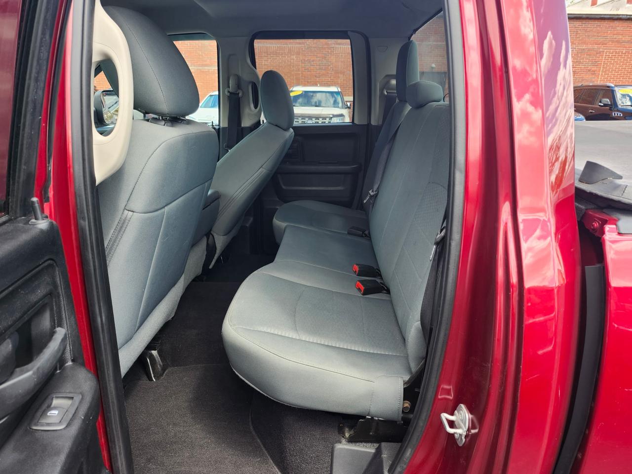 RAM 1500 4WD Quad Cab 140.5" ST 2015