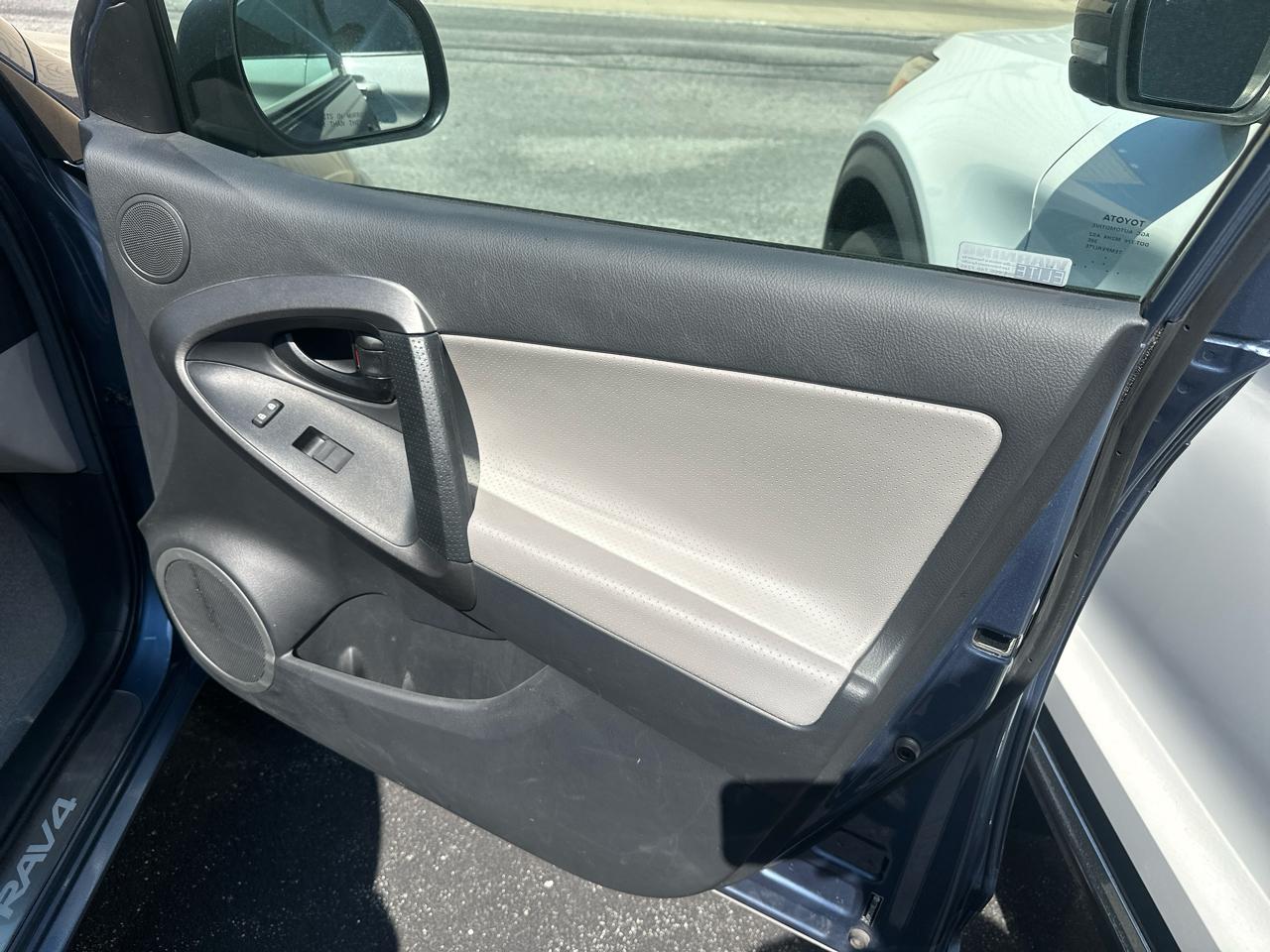 Toyota RAV4  2012