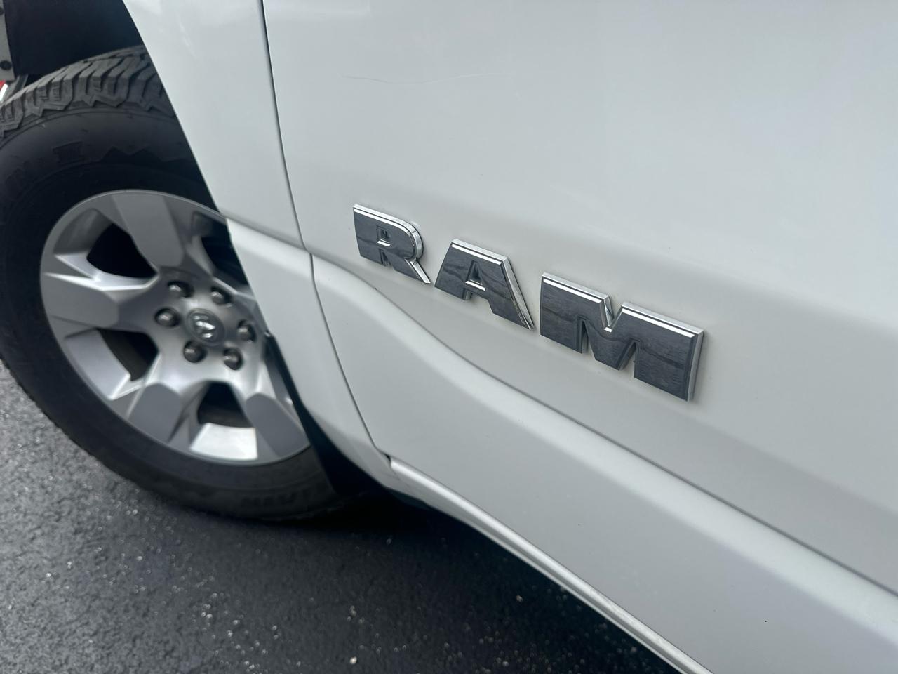 RAM 1500 Big Horn 4x4 Crew Cab 5'7" Box 2020