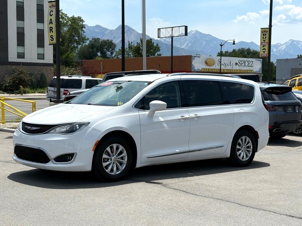 2019 Chrysler Pacifica Touring L photo 3