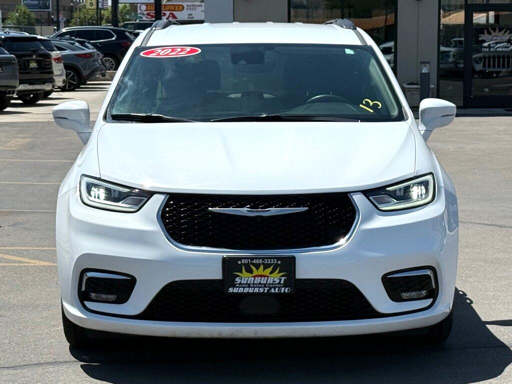 2022 Chrysler Pacifica Touring L photo 2