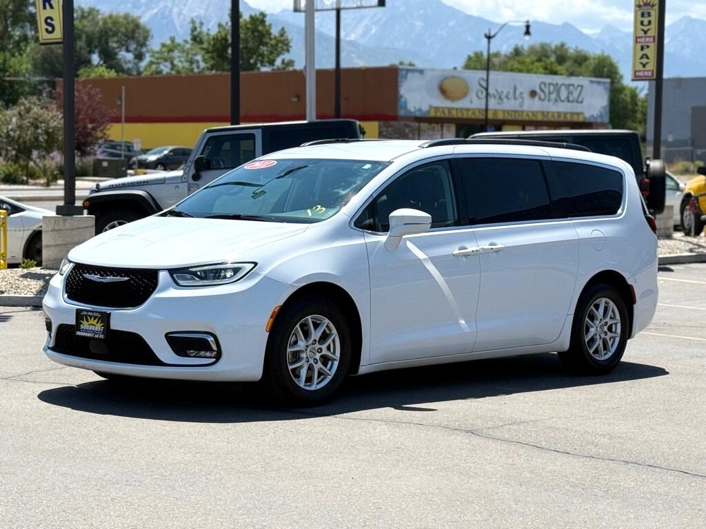 2022 Chrysler Pacifica Touring L photo 3