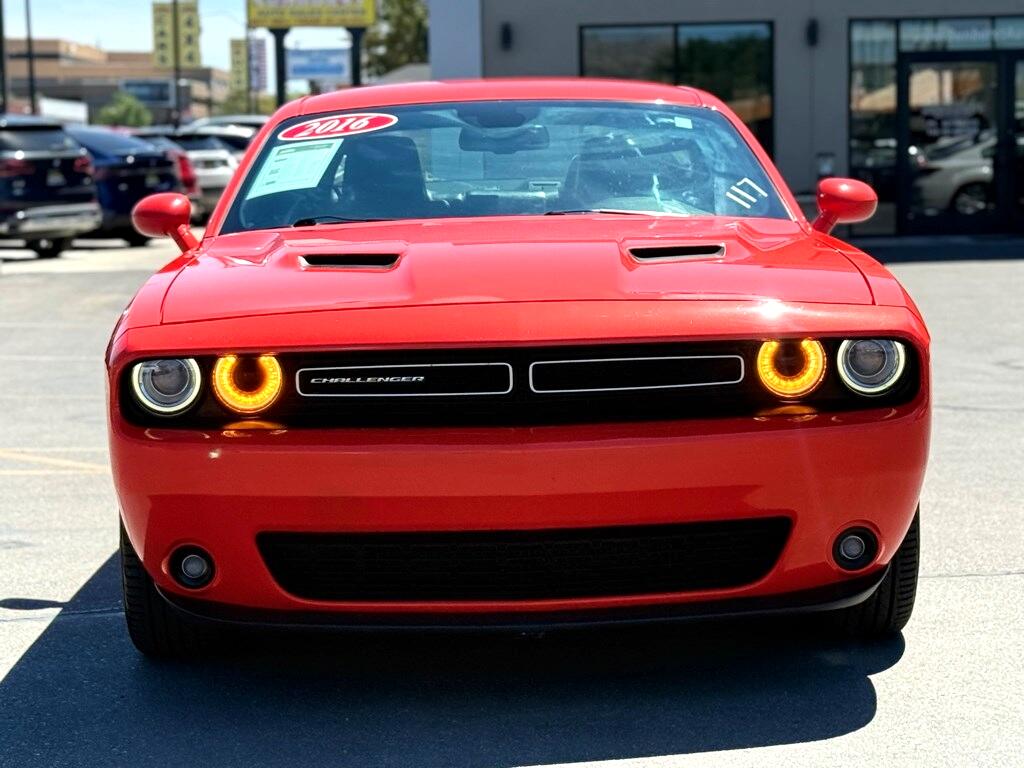 2016 Dodge Challenger SXT photo 2