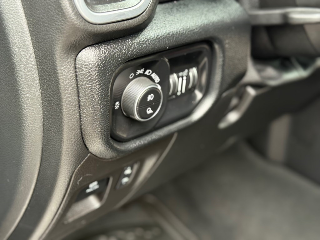 RAM 1500 Laramie 4x4 Quad Cab 6'4" Box 2021 RAM 1500 Laramie 4x4 Quad Cab 6'4" Box 2021