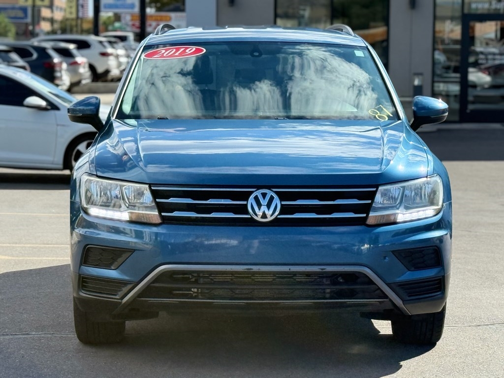 2019 Volkswagen Tiguan SEL R-Line photo 2