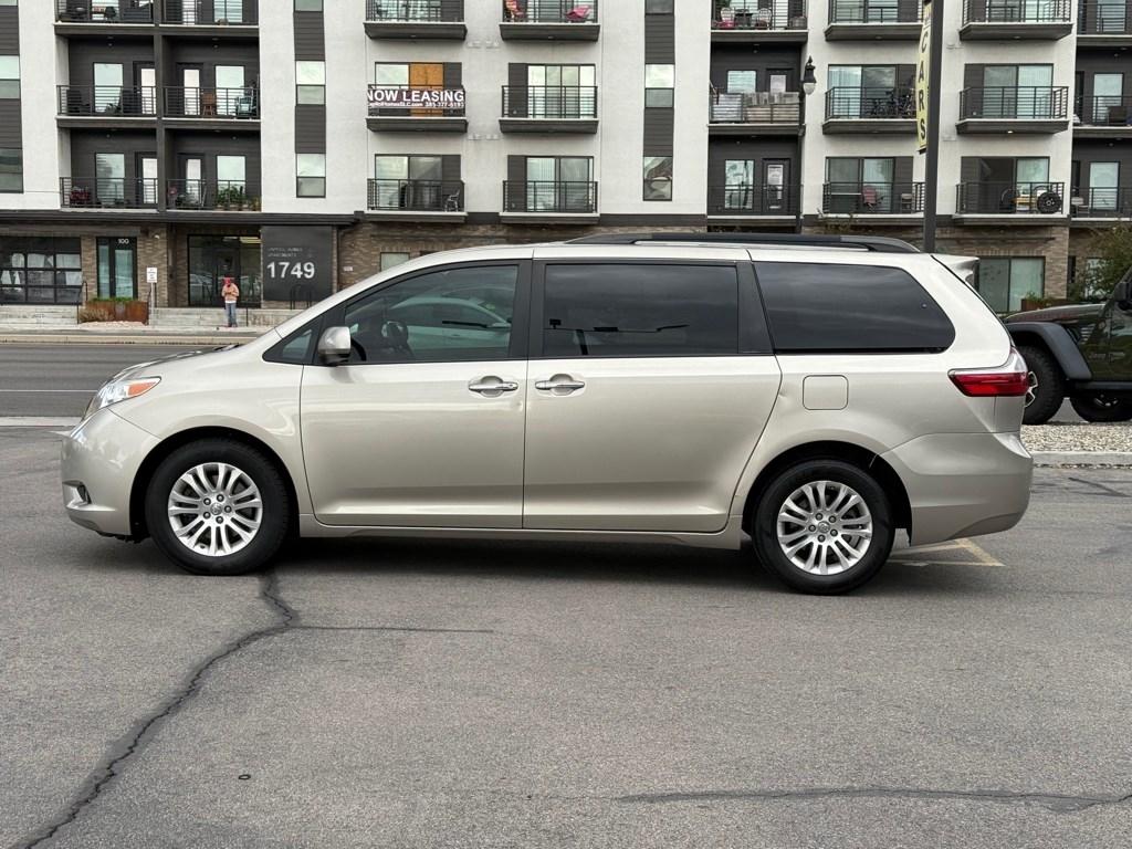 Toyota Sienna XLE 8-Passenger 2017