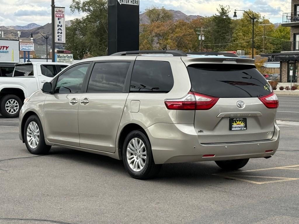 Toyota Sienna XLE 8-Passenger 2017