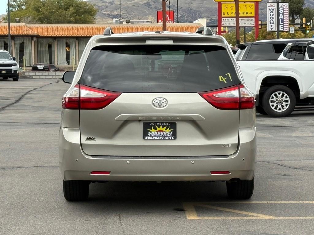 Toyota Sienna XLE 8-Passenger 2017