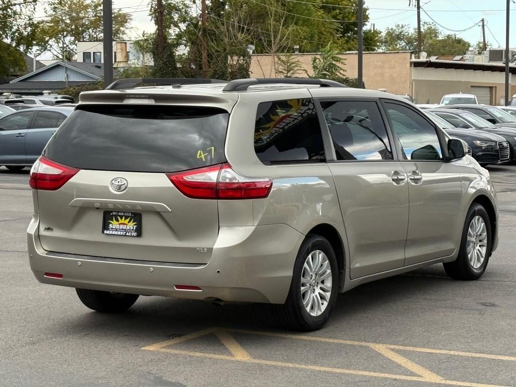 Toyota Sienna XLE 8-Passenger 2017