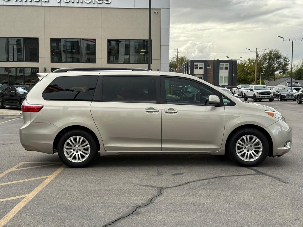Toyota Sienna XLE 8-Passenger 2017
