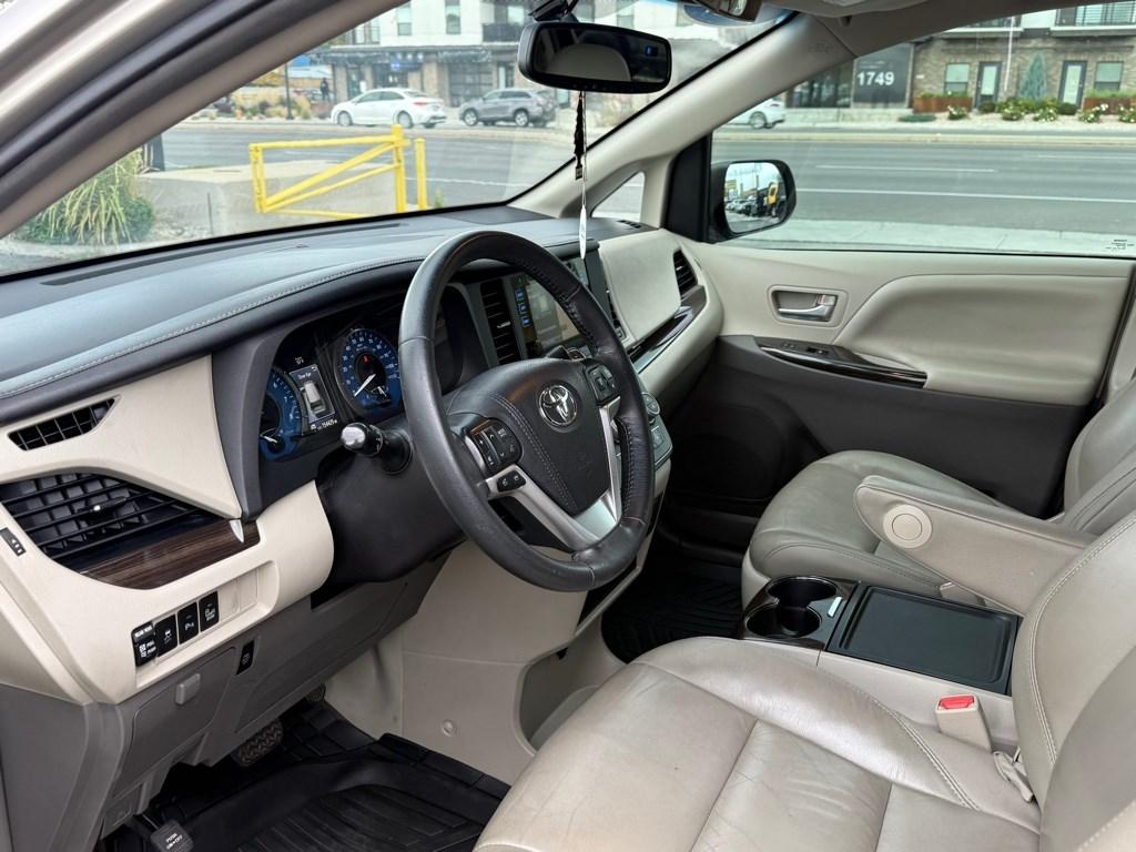Toyota Sienna XLE 8-Passenger 2017