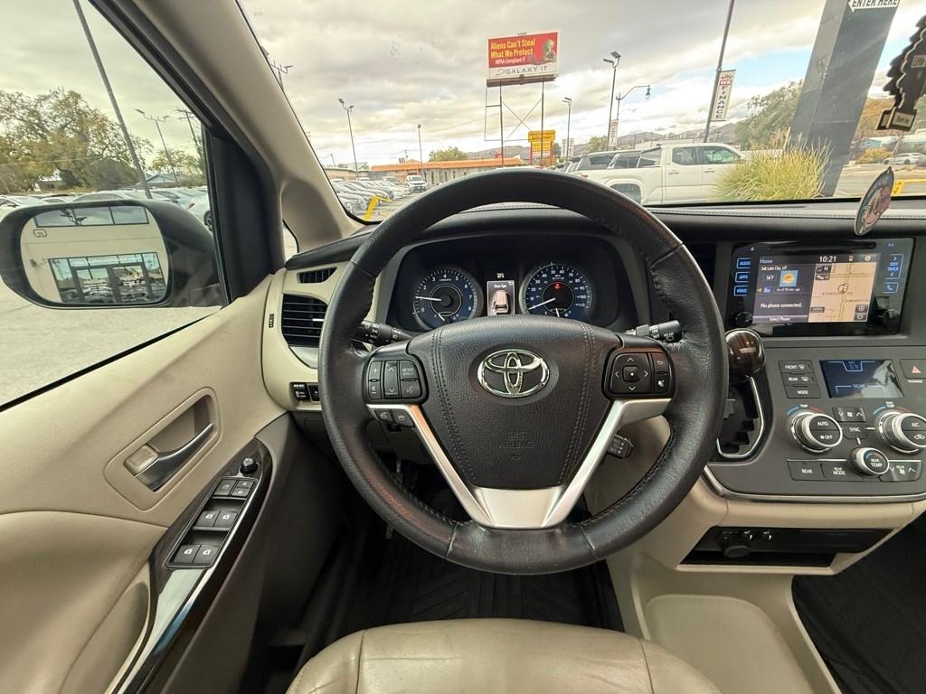 Toyota Sienna XLE 8-Passenger 2017