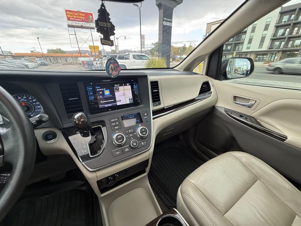 Toyota Sienna XLE 8-Passenger 2017